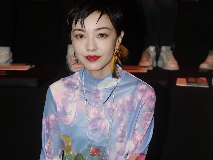郭采洁穿油画上衣配短发 红唇迷人