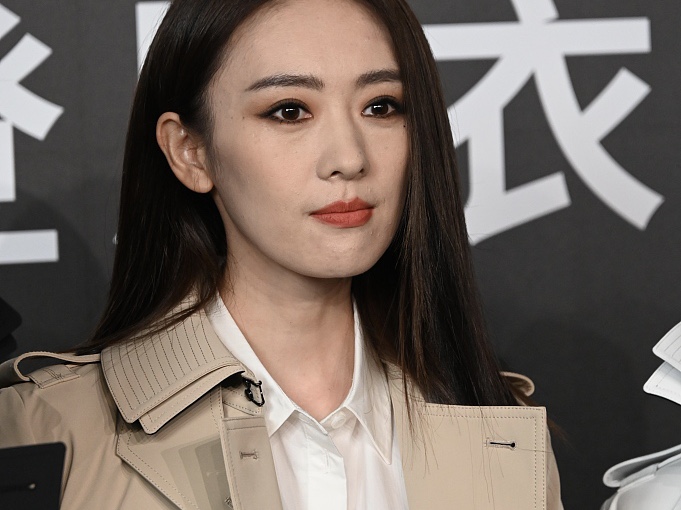 童瑶穿短裙外披风衣知性温柔 烟熏妆吸睛