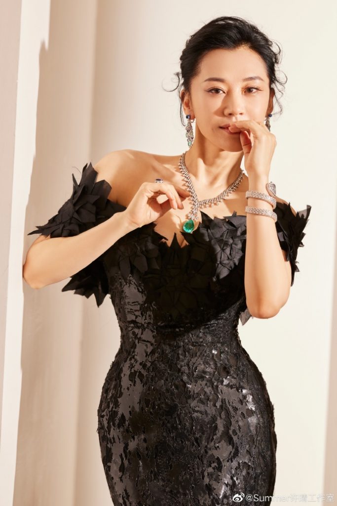 冻龄女神！许晴深V紧身鱼尾裙身材凹凸有致