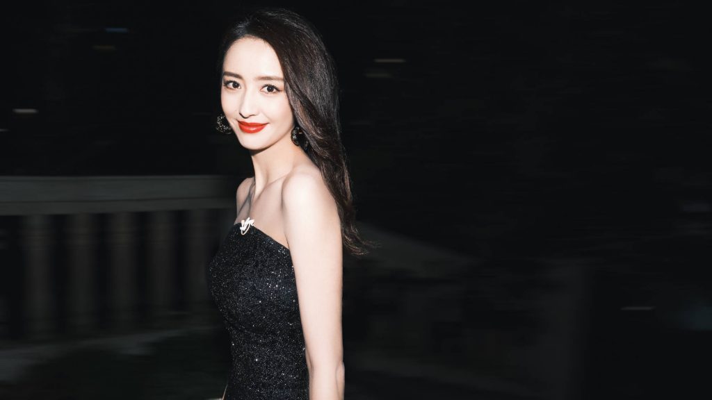 佟丽娅穿抹胸礼服秀锁骨 长卷发妩媚披肩