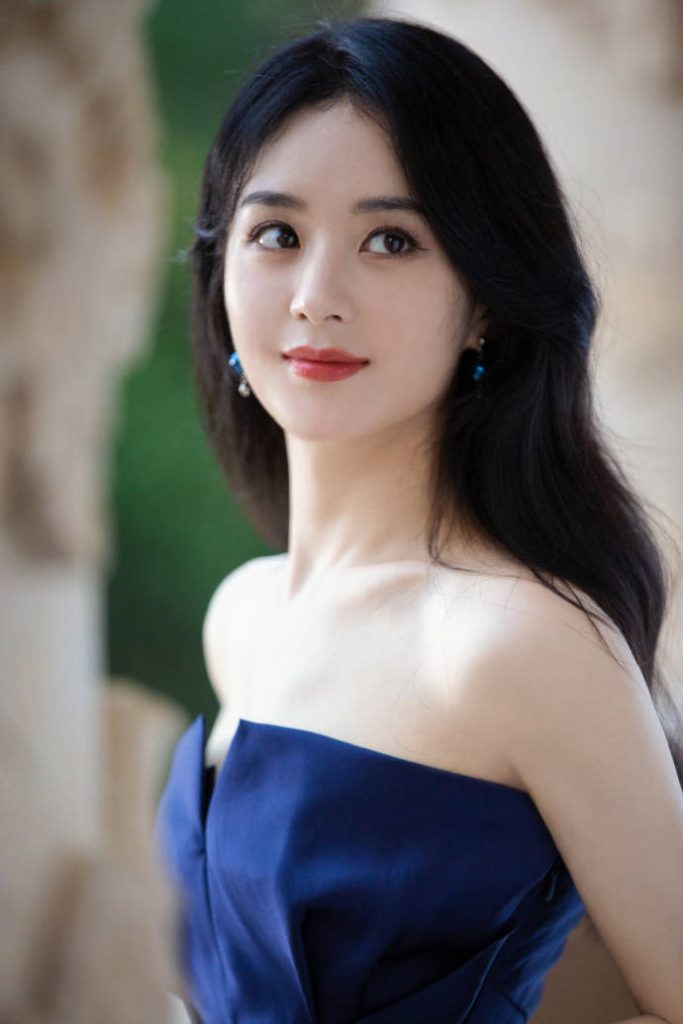 赵丽颖藏蓝色长裙显优越肩颈线