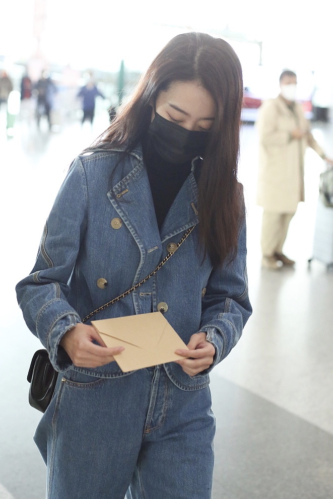 张小斐机场获赠粉丝手写信 拿手上不停把玩