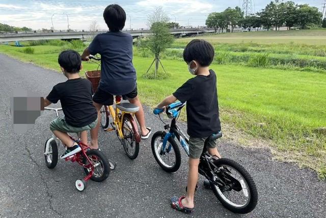 林志颖陈若仪为母庆生，带仨儿子骑单车，12岁kimi大腿壮实变化大