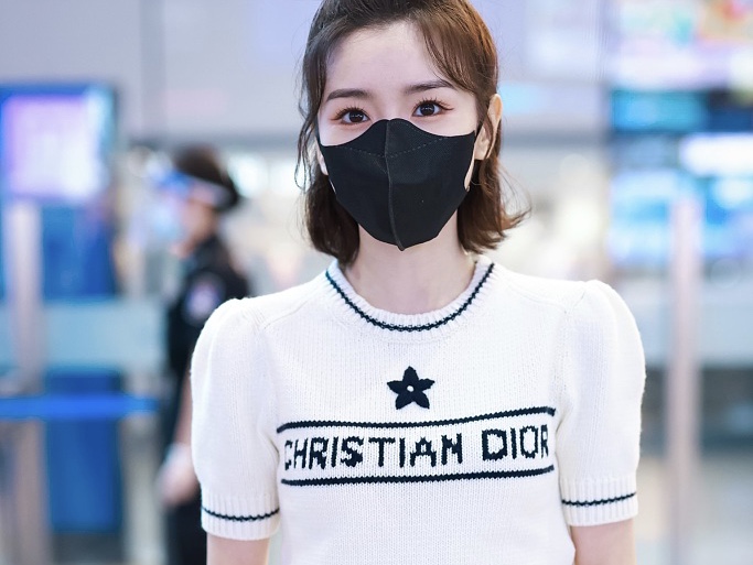 女神一枚！毛晓彤穿短袖线衫青春靓丽