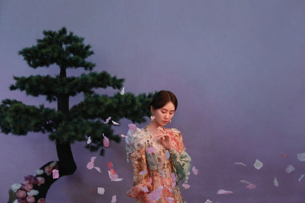 花仙子！刘诗诗穿宽肩礼服白纱遮面美如画