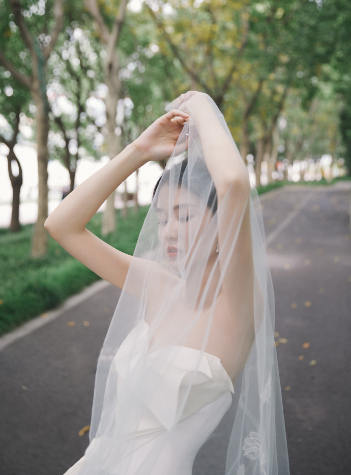 乔欣穿抹胸纱裙露美背 戴白头纱浪漫唯美