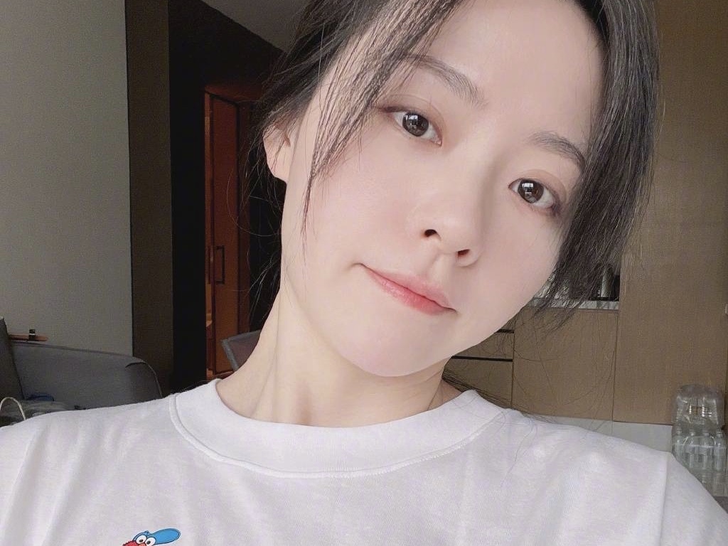 张靓颖晒素颜怼脸自拍 皮肤吹弹可破状态佳