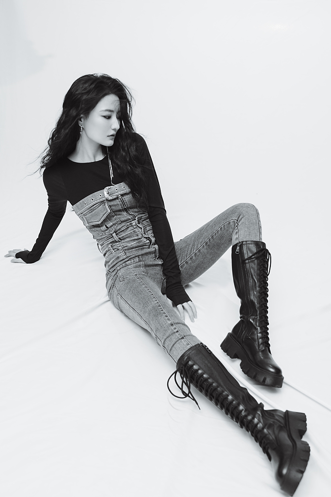 杨幂穿黑裙身姿曼妙 长发微卷显熟女气质