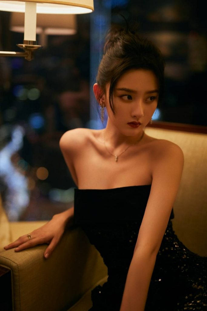 宋祖儿穿抹胸亮片长裙姿态优雅 氛围感十足