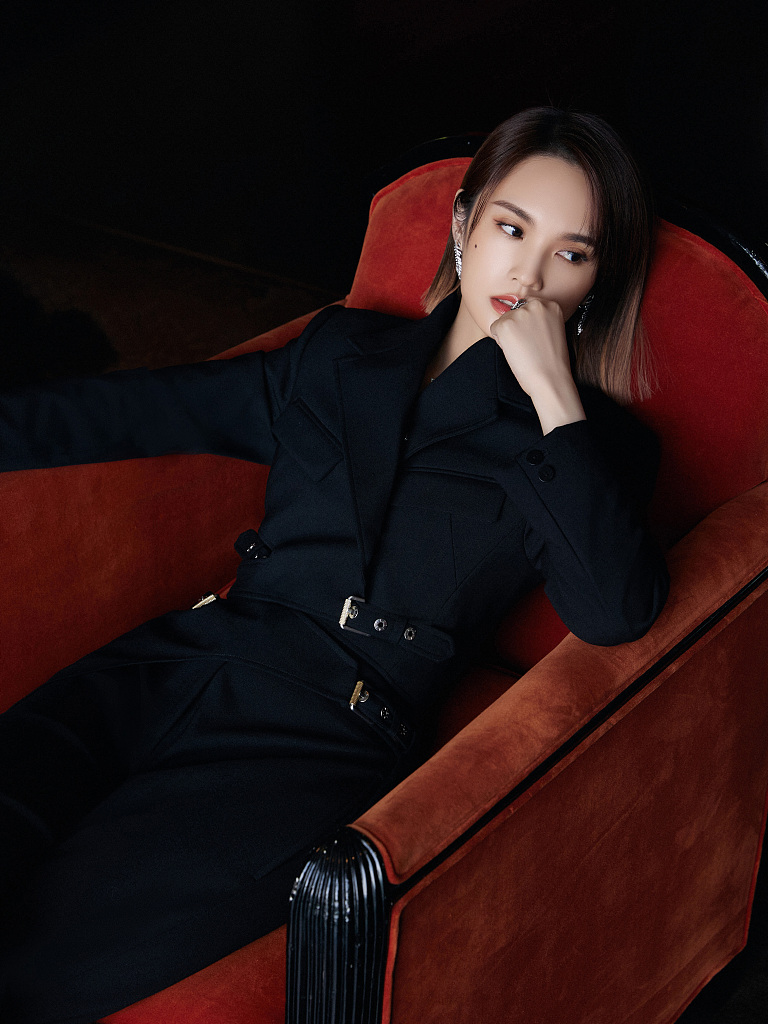 有范儿！杨丞琳穿黑色西服长裤霸气美艳