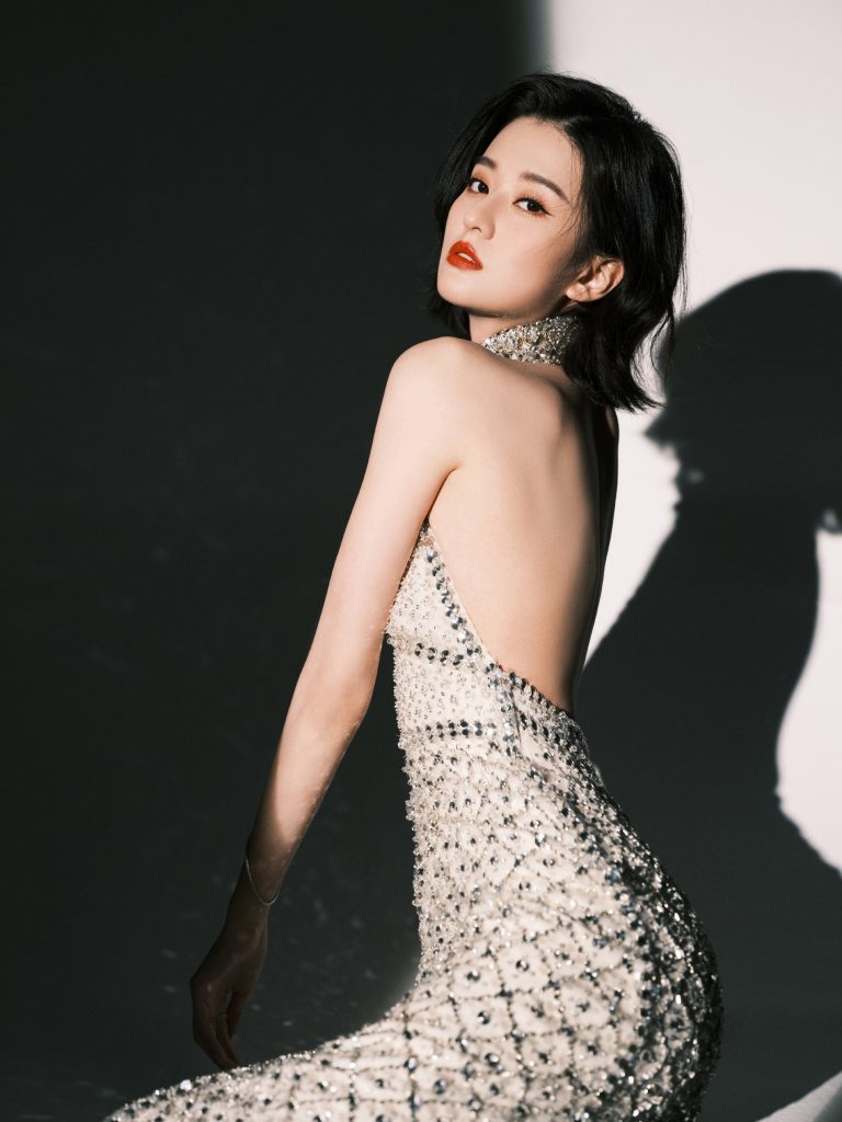 乔欣穿挂脖闪钻裙 秀长腿美背身材惹人羡