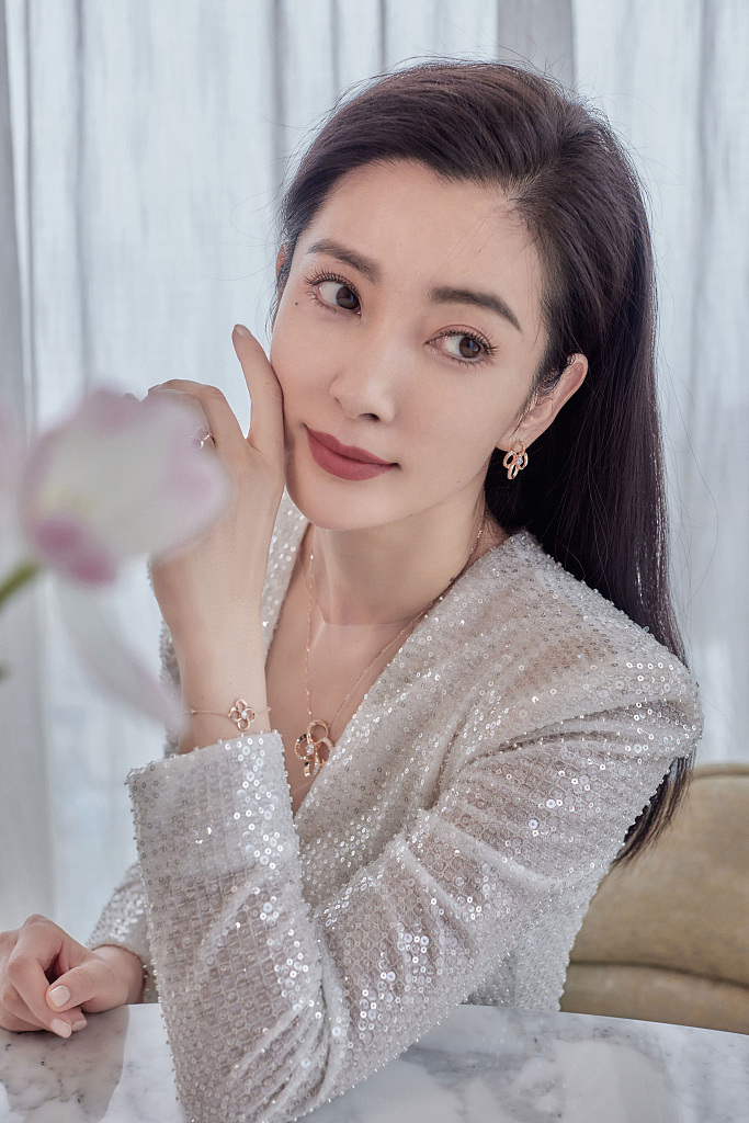 48岁李冰冰穿深V上衣秀傲人身材