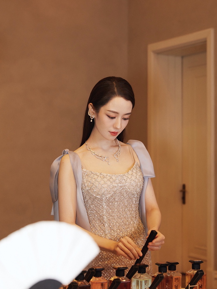 吉娜穿吊带抹胸裙温婉动人 上围傲人
