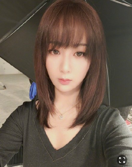 杨紫分享库存自拍 齐刘海披肩长发清纯甜美