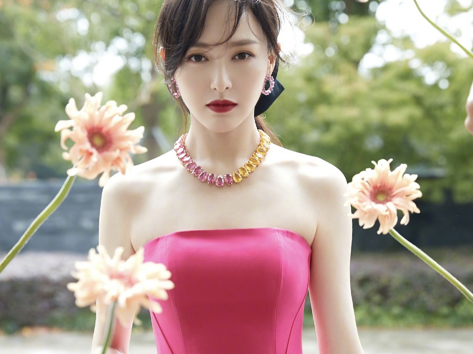 唐嫣穿抹胸粉裙与花合影 展现优美肩颈线