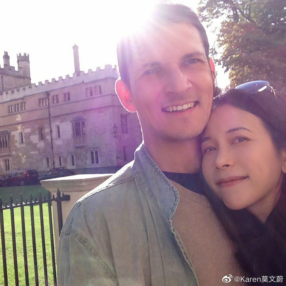 莫文蔚晒合影庆结婚十年 喊话：宝贝我爱你
