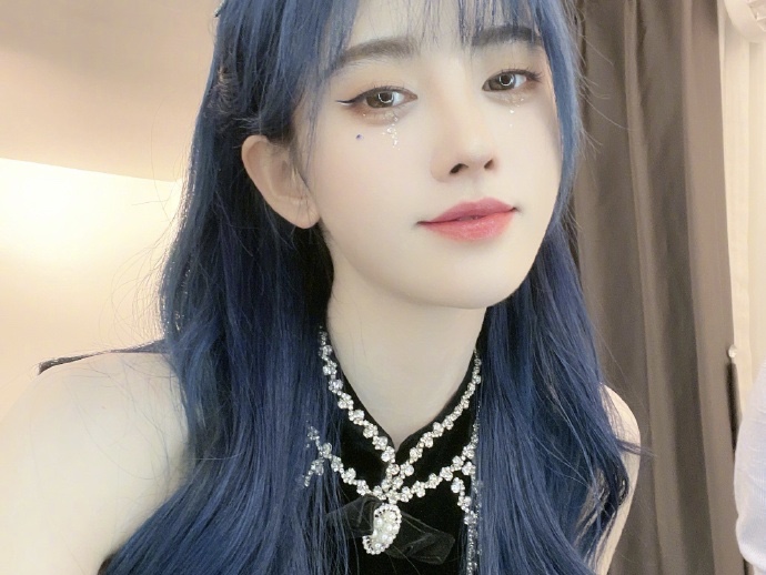 鞠婧祎晒脸照五官迷人 蓝发似精灵肤白貌美