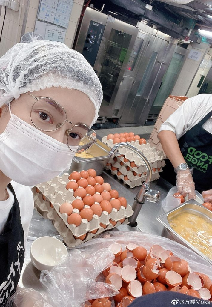 方媛分享做义工照片 发文倡导大家珍惜粮食