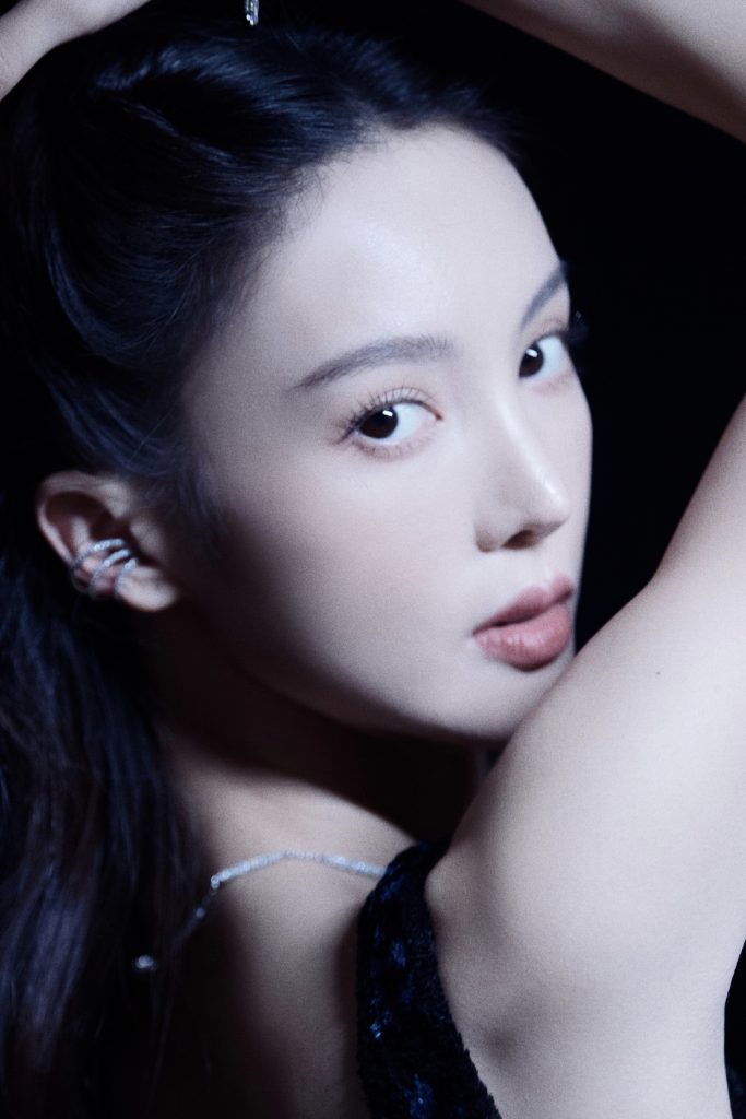 金晨穿丝绒吊带裙露光滑美背 身材完美