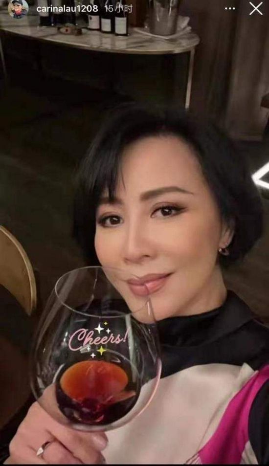 刘嘉玲晒深夜品红酒自拍照 脸颊红润状态佳
