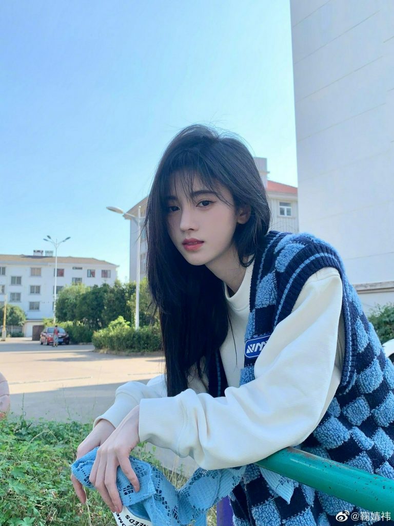 鞠婧祎晒美照 穿毛线马甲搭配短裤清新甜美
