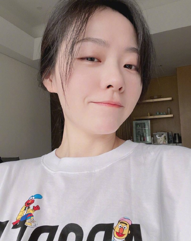 张靓颖晒素颜怼脸自拍 皮肤吹弹可破状态佳