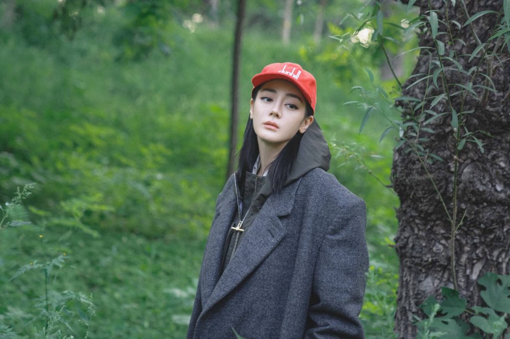 迪丽热巴秋冬男友感大片 精致侧脸又美又飒