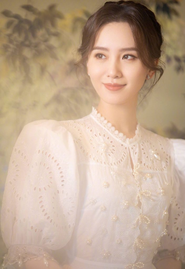 刘诗诗穿镂空长裙温婉可人 笑容甜美优雅
