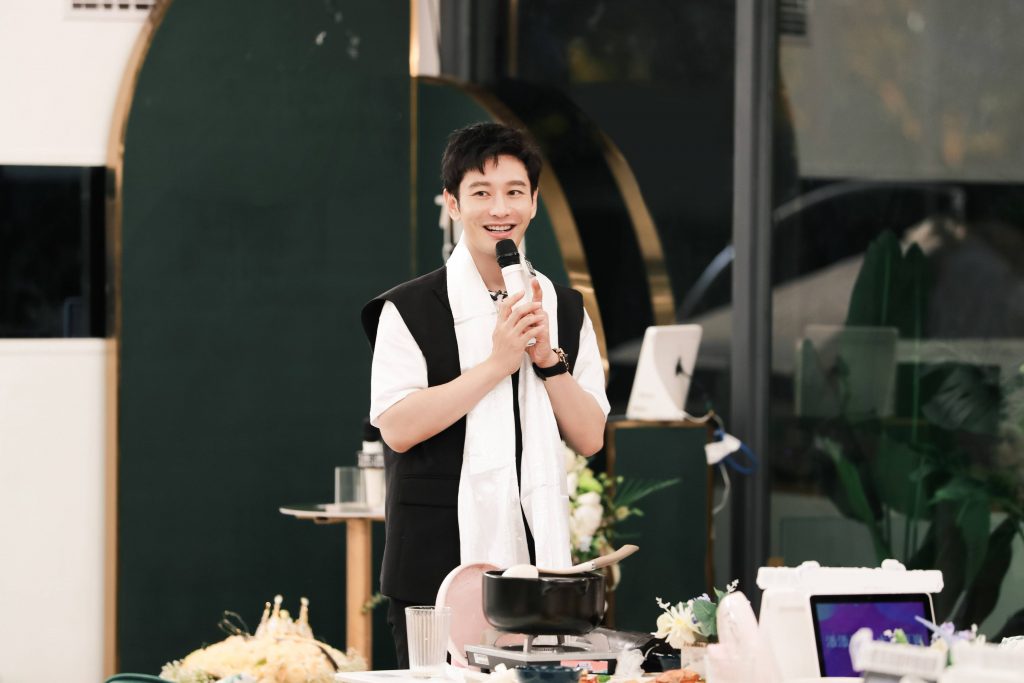 黄晓明戴黄框眼镜下颌线棱角分明 帅气迷人