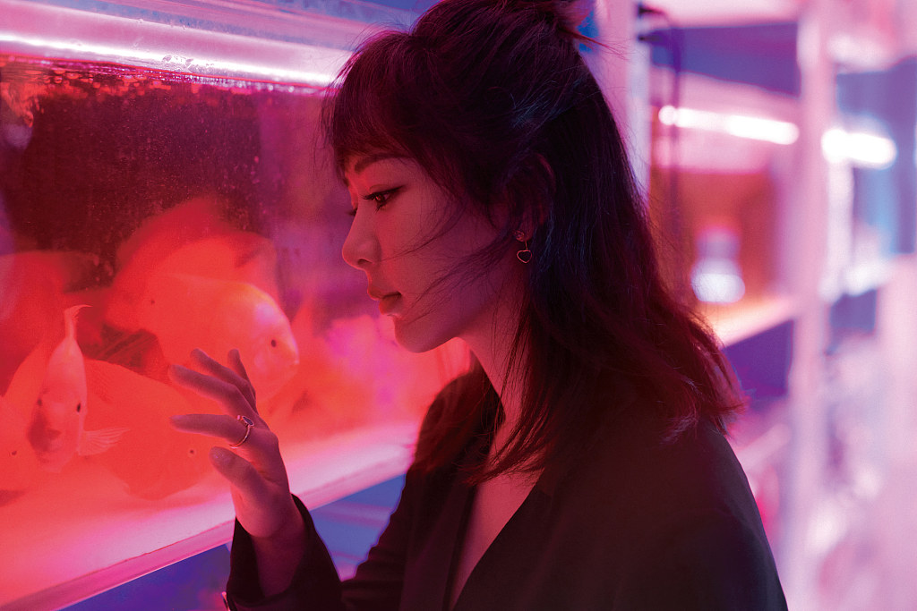 杨紫鱼缸光影写真梦幻又朦胧 氛围感拉满