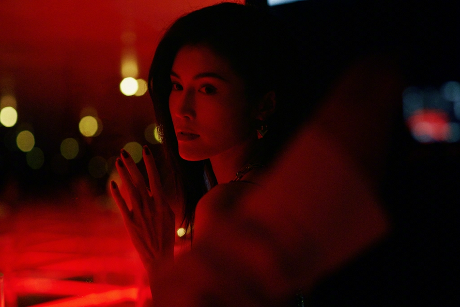 何穗着深V亮片裙身材曼妙 妆容精致氛围感足