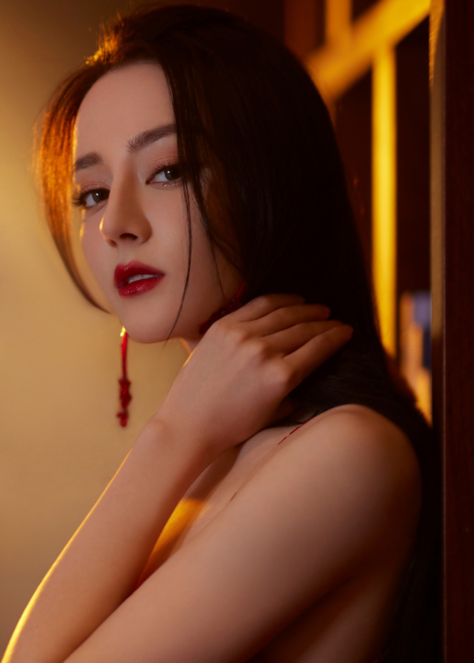 热巴穿红色吊带镂空长裙 身材婀娜明艳性感