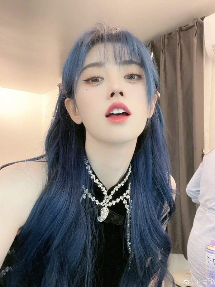 鞠婧祎晒脸照五官迷人 蓝发似精灵肤白貌美