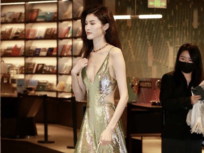 何穗穿深V露背装大秀身材 卷发披肩女人味足