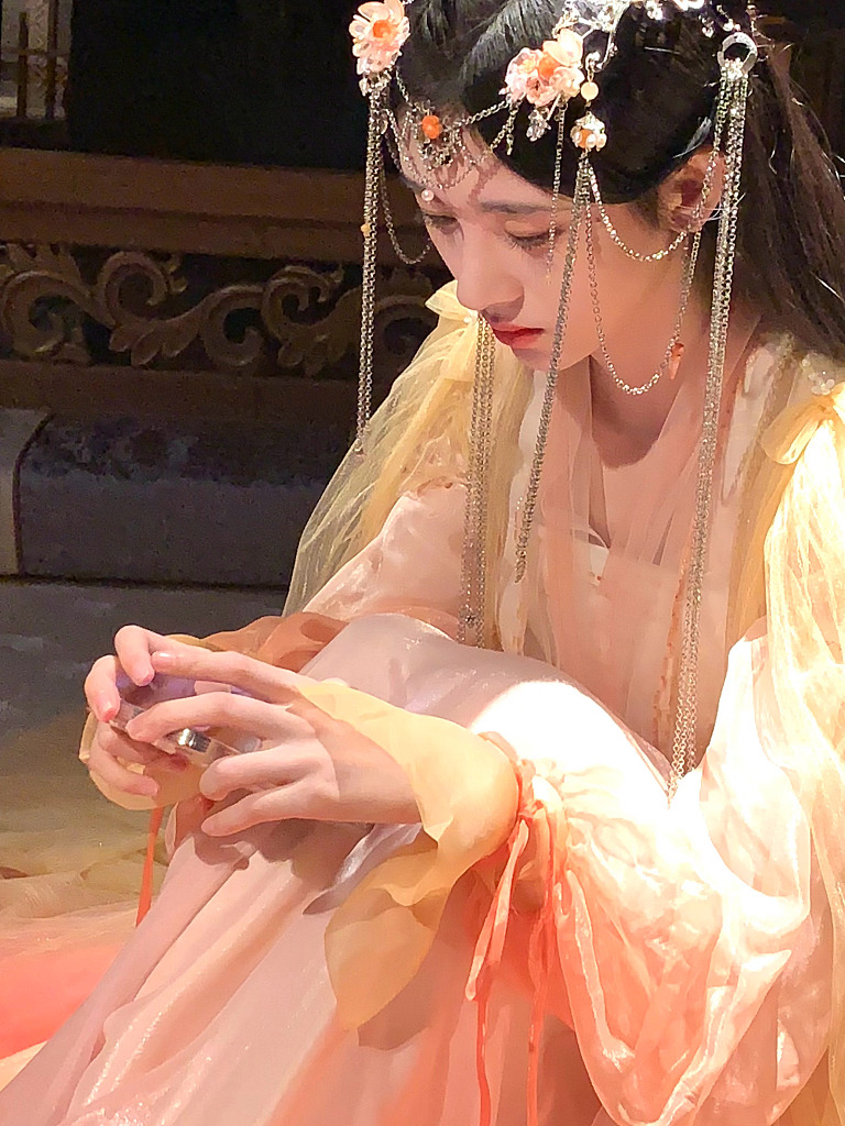 鞠婧祎片场照曝光 穿古装喝奶茶太萌了