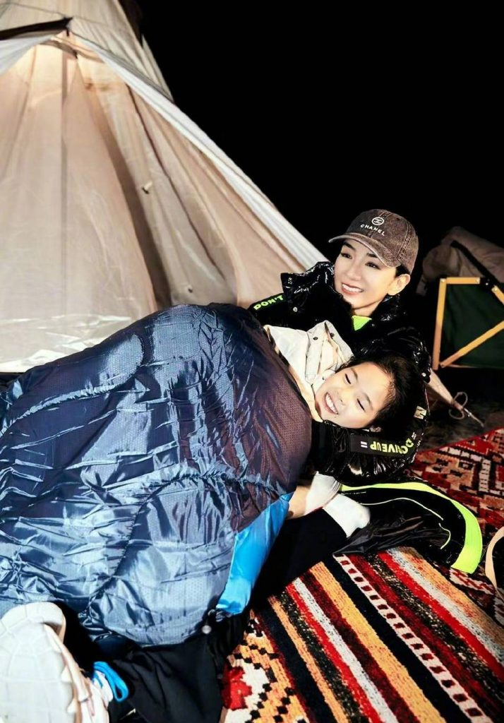 黄奕带女儿爬山学长征精神 露营看星星