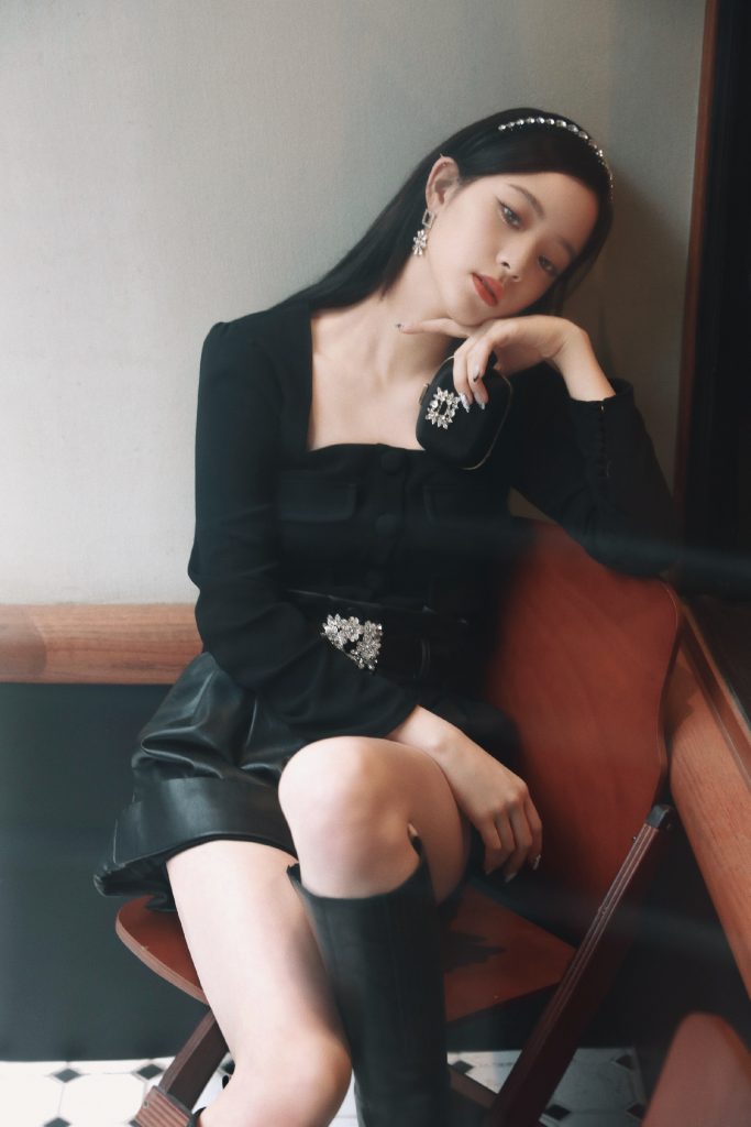 清纯灵动！欧阳娜娜法式复古造型双眼似小鹿