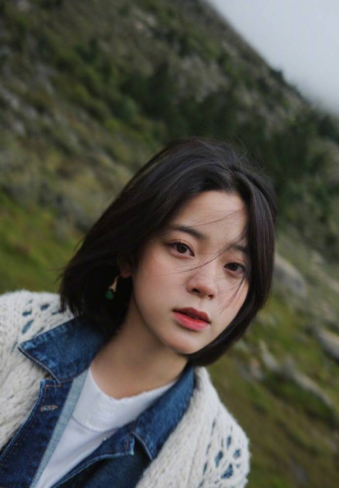 欧阳娜娜晒假期游玩写真 眼波动人氛围拉满