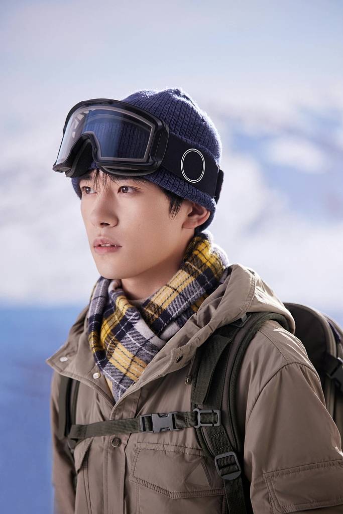 易烊千玺变身冰雪小王子元气满满