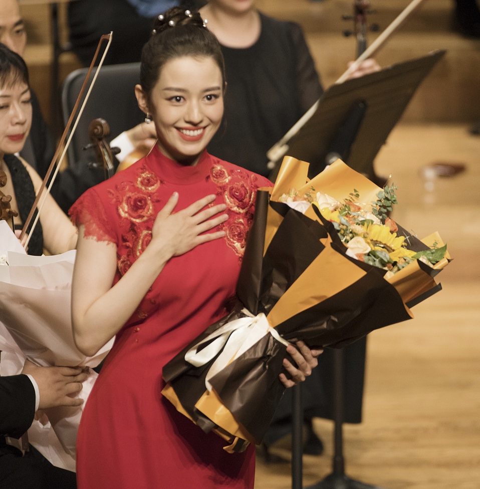 吉娜穿中国红旗袍演奏《黄河》微笑比心谢幕
