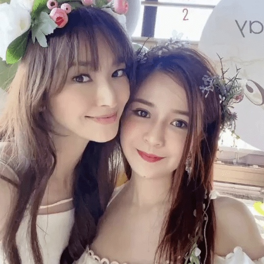 吴佩慈43岁生日晒美照 定制蛋糕比女儿还高
