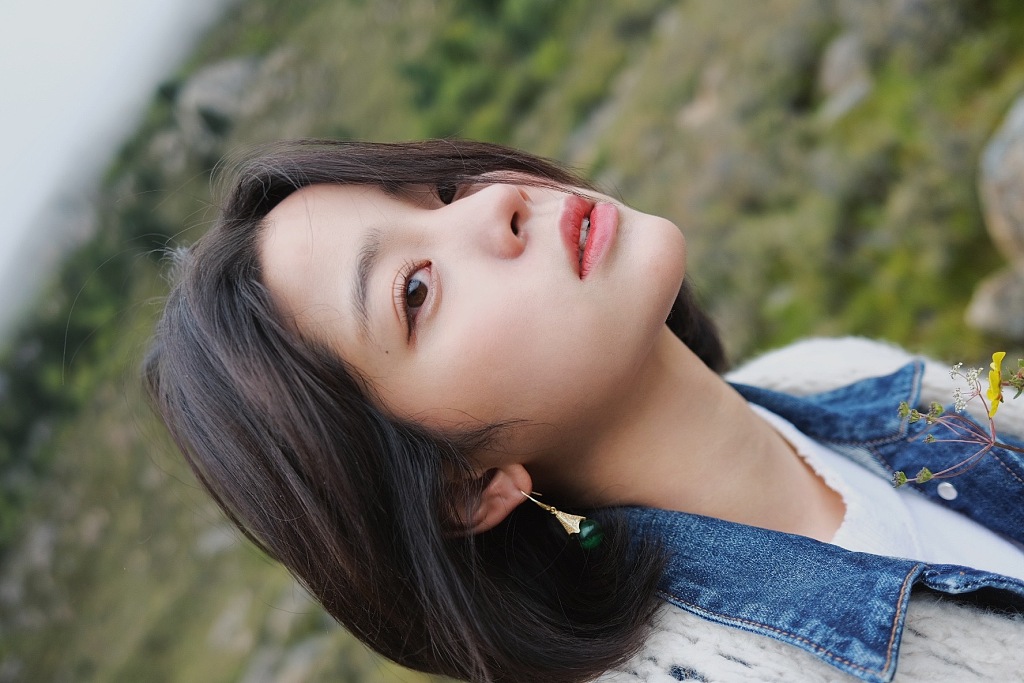 欧阳娜娜留短发青春洋溢 眼神清澈