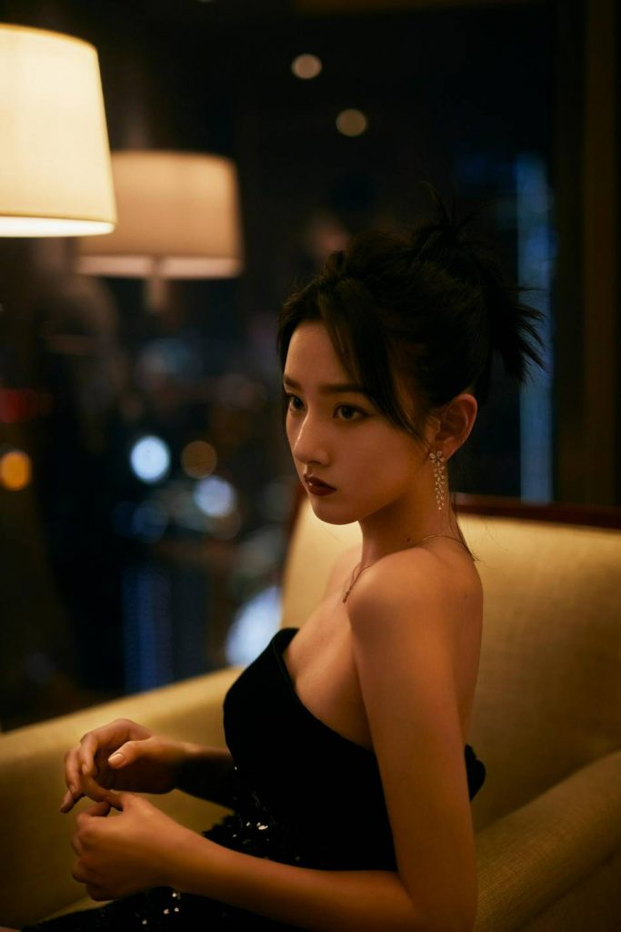 宋祖儿穿抹胸亮片长裙姿态优雅 氛围感十足