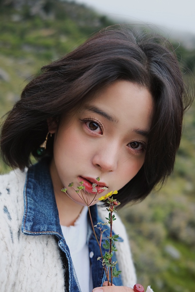 欧阳娜娜留短发青春洋溢 眼神清澈