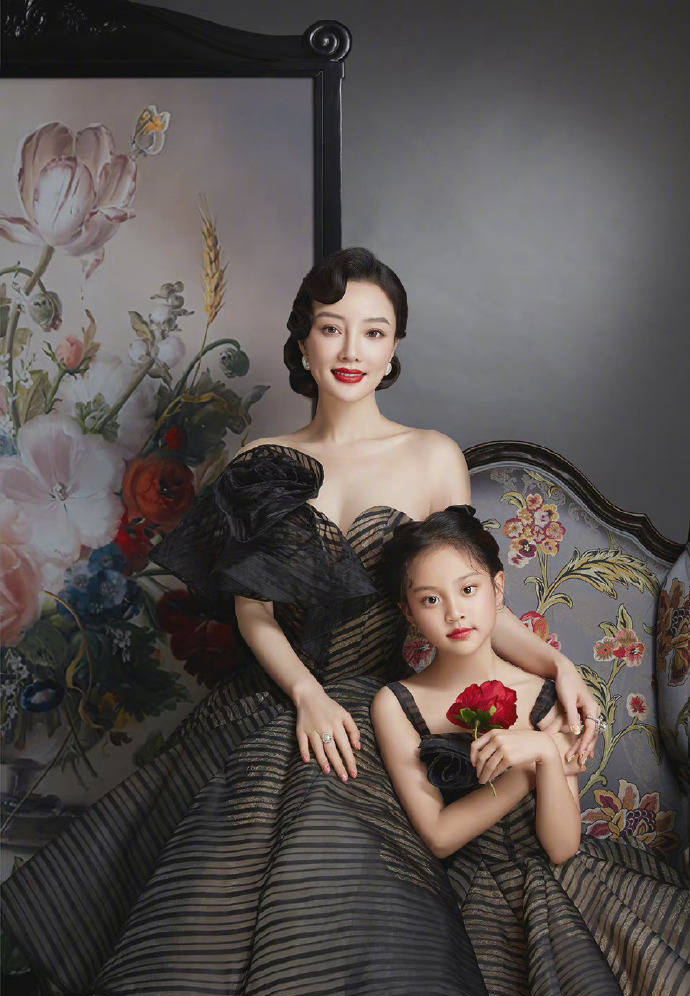 李小璐晒母女写真 9岁甜馨越长越好看