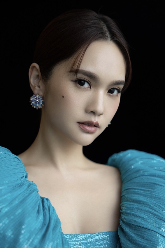 杨丞琳穿蓝色鱼鳞亮片裙 散发迷人魅力