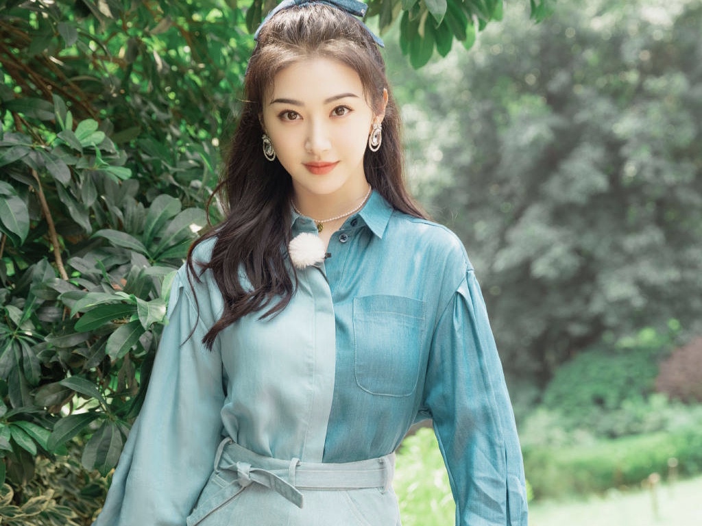 景甜公主卷发配蓝衬衫 少女感满满