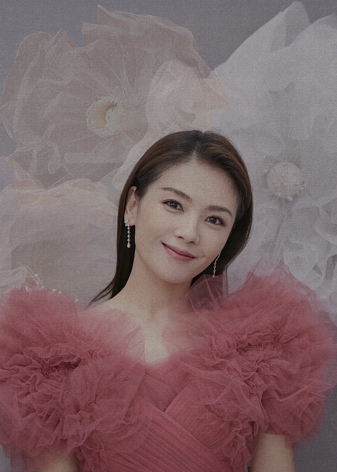 刘涛穿红色长摆纱裙勾勒曼妙身姿 人比花娇