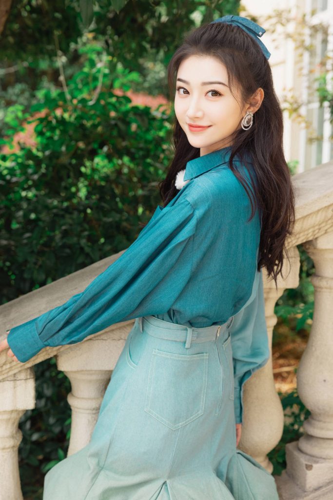 景甜公主卷发配蓝衬衫 少女感满满