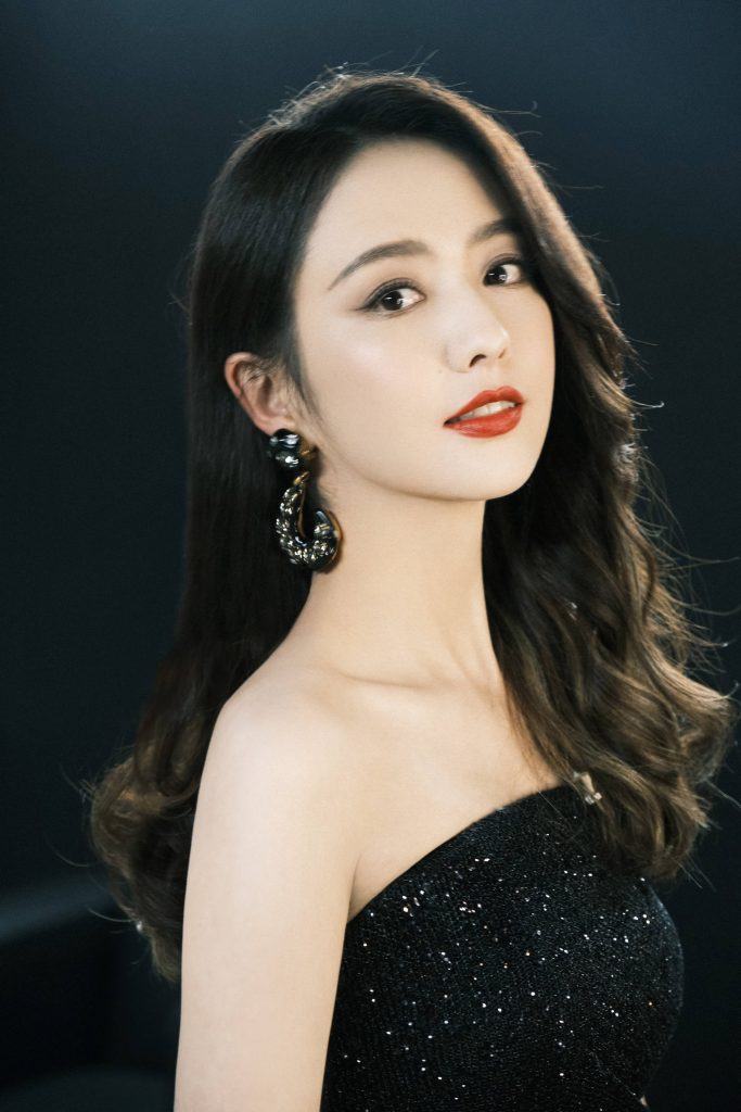 佟丽娅穿抹胸礼服秀锁骨 长卷发妩媚披肩